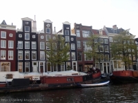 Домики - все, как игрушечные - вдоль каналов Амстердама