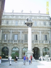 Герб Венеции на площади трав