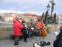 уличные музыканты на Карловом мосту
