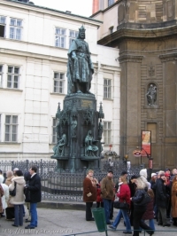 памятник знаменитому королю Карлу 4