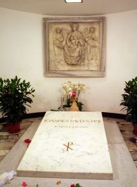 Под этой плитой лежит Папа Иоанн Павел II