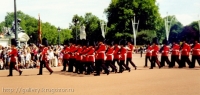 Гвардейцы подходят к Букенгемскому дворцу